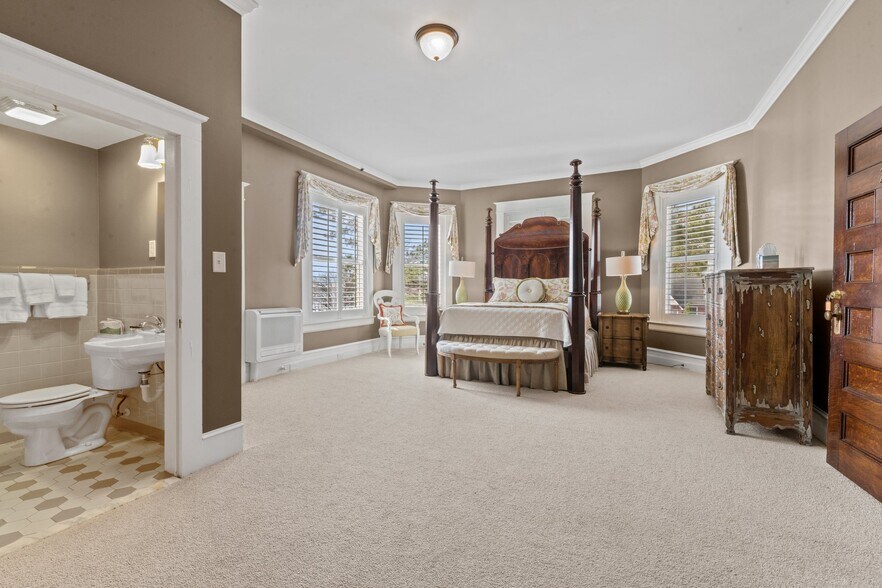 More Photos Of 738 E Main St, Belhaven Hotel For Sale