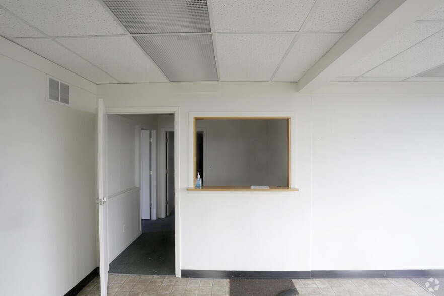 More Photos Of 123 N Alpine Rd, Rockford Freestanding For Sale