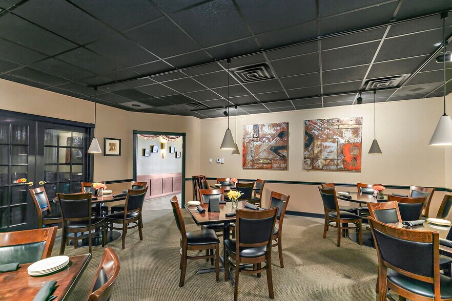 More Photos Of 112 S Maple St, Sycamore Restaurant For Sale