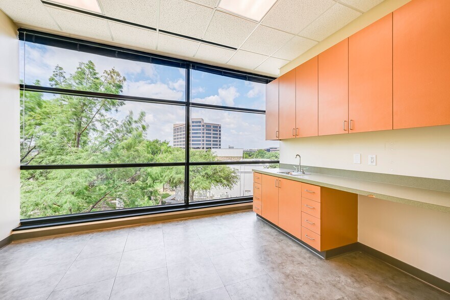 More Photos Of 701 Tuscan Dr, Irving Medical For Lease