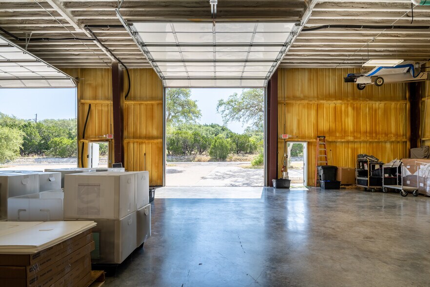 More Photos Of 4402 Weletka Dr, Austin Warehouse For Lease