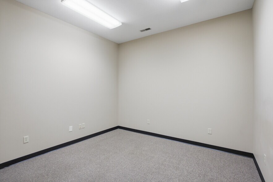 More Photos Of 2585 Eastwood Dr, Columbus Office For Lease