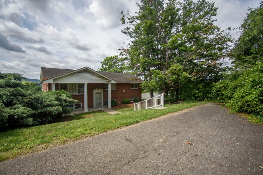 More Photos Of 1201 Elm St, Christiansburg Office For Sale