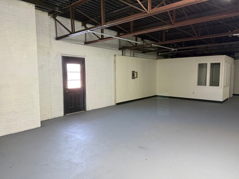 More Photos Of 121 N Lafayette Ave, Marshall Flex For Sale