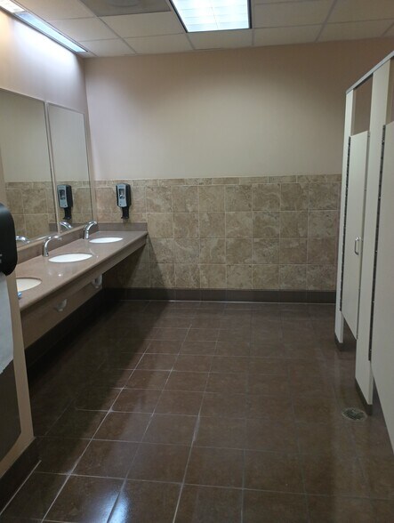 More Photos Of 7702 Parnell St, Houston Distribution For Lease