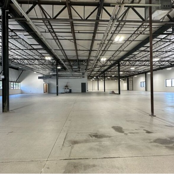 More Photos Of 422 Wards Corner Rd, Loveland Showroom For Lease