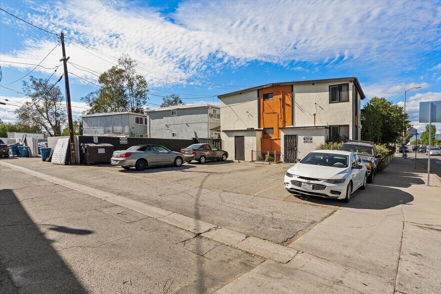 More Photos Of 7559 Whitsett Ave, North Hollywood Apartments For Sale