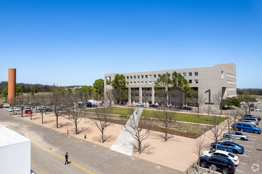 More Photos Of 1301 Solana Blvd, Westlake Unknown For Lease