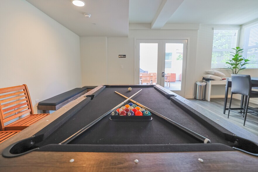 More Photos Of 10555 Bloomfield St, Toluca Lake Apartments For Sale