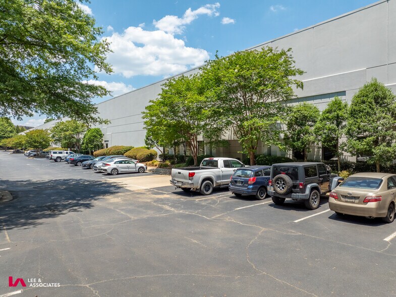 More Photos Of 2850 Barrett Lakes Blvd, Kennesaw Warehouse For Lease