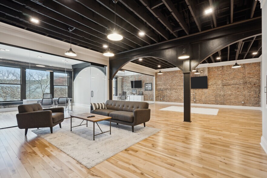 More Photos Of 212-218 E 4th St, Waterloo Loft Creative Space For Sale