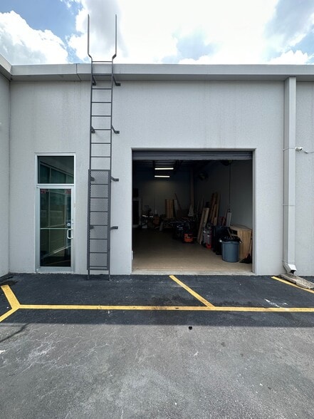 More Photos Of 7901 Kingspointe Pky, Orlando Showroom For Sale