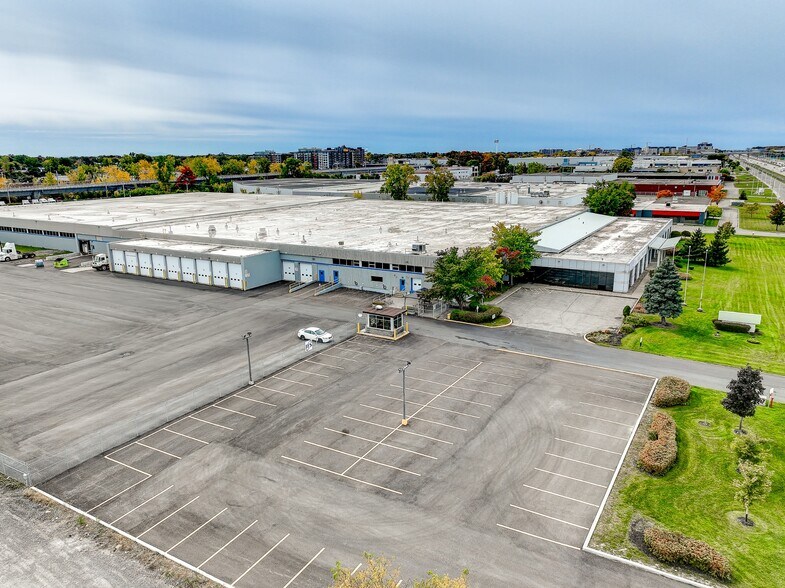 More Photos Of 3000 Aut Transcanadienne, Pointe-claire Distribution For Lease