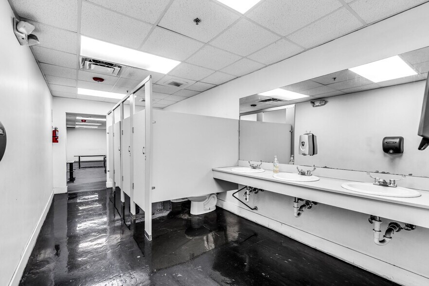 More Photos Of 12800 NW 38th Ave, Opa Locka Warehouse For Lease