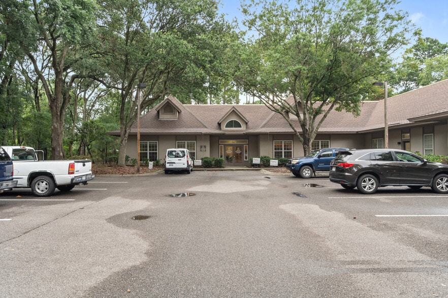 More Photos Of 20 Capital Dr, Hilton Head Island Showroom For Sale