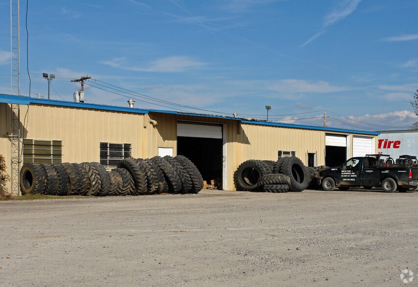 More Photos Of 1568 Us-61, Tunica Showroom For Sale