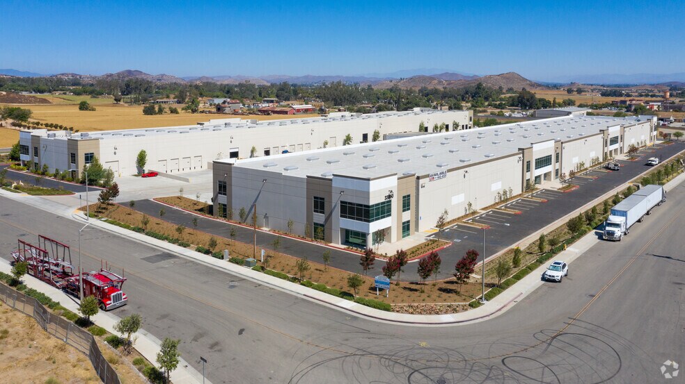 More Photos Of 33360 Zeiders Rd, Menifee Warehouse For Lease