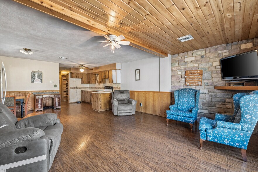 More Photos Of 504 Milwaukee St, Lomira Flex For Sale