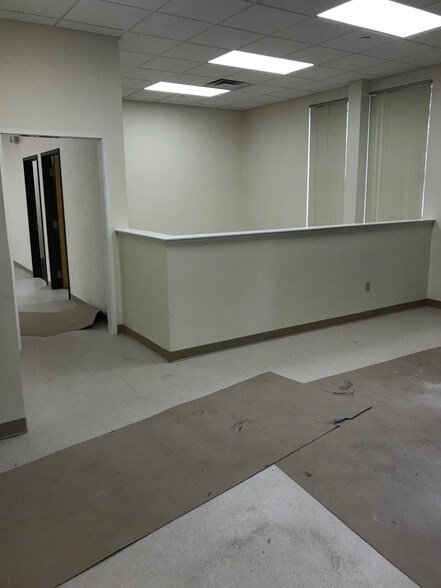 More Photos Of 15 Plymouth Dr, Easton Warehouse For Lease