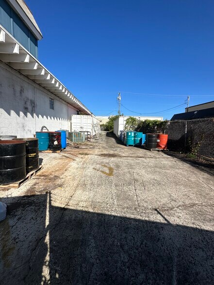 More Photos Of 117 Reed Rd, Lake Park Warehouse For Sale