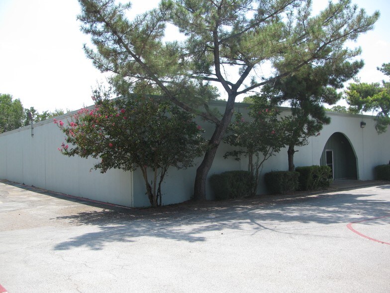 More Photos Of 1507 Central Park Dr, Hurst Warehouse For Lease