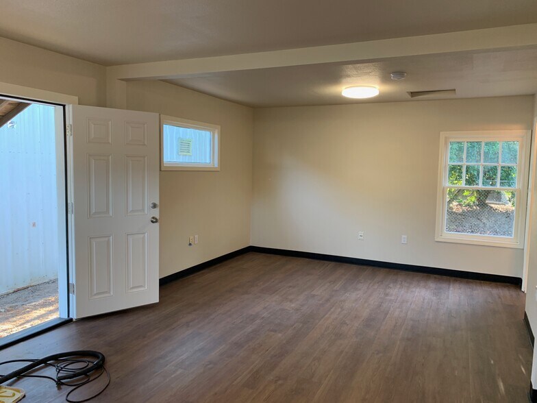 More Photos Of 9760 SW Tigard St, Tigard Light Manufacturing For Lease