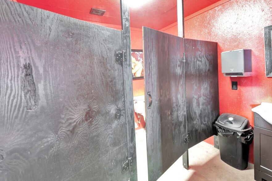 More Photos Of 23404 NW Zac Lentz Pky, Victoria General Retail For Sale