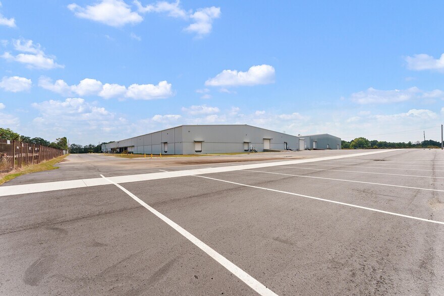 More Photos Of 5345 Old Dixie Hwy, Forest Park Distribution For Lease