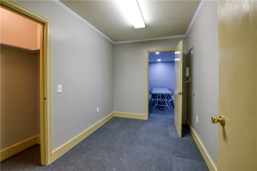 More Photos Of 111 W Pine Grove Rd, Fair Play Office For Sale