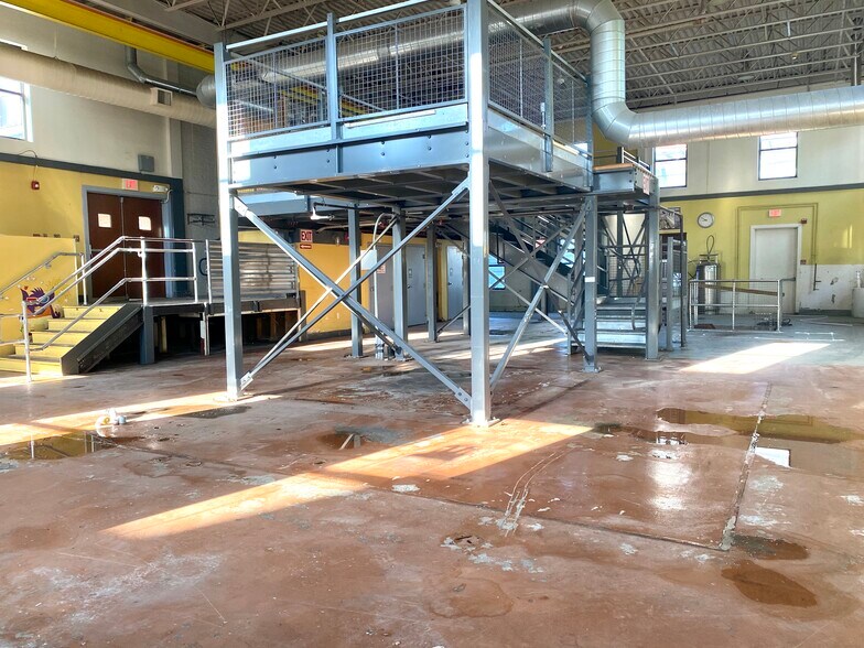 More Photos Of 15 Ward St, Somerville Flex For Lease