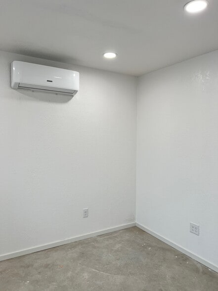 More Photos Of 1433 30th, Wichita Falls Flex For Lease