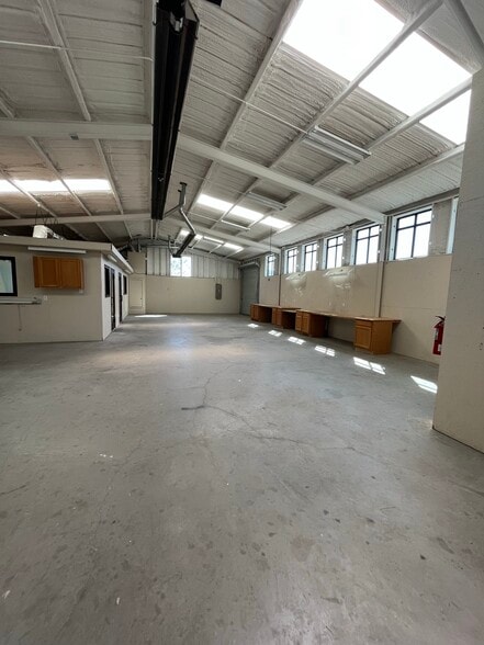 More Photos Of 621 Cow Alley Rd, Waxahachie Showroom For Sale