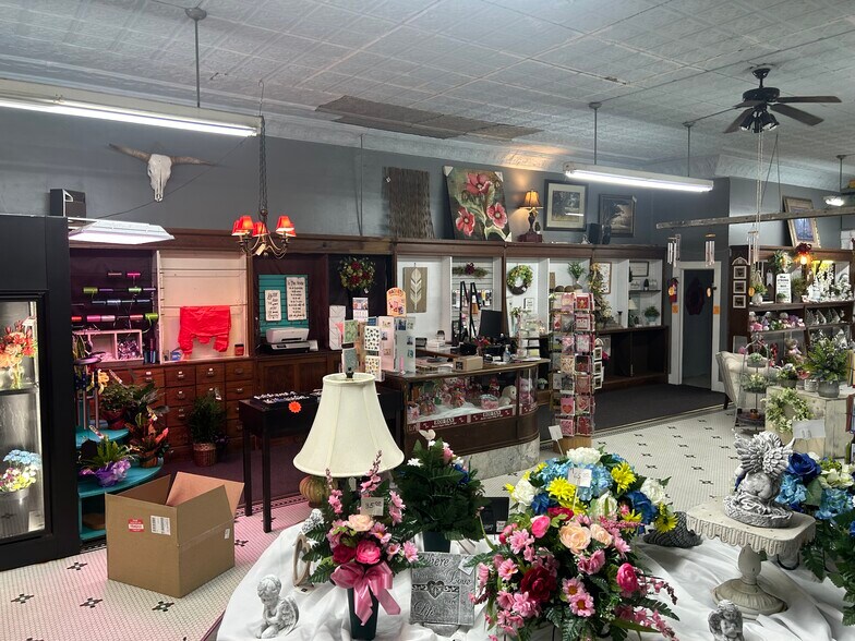 More Photos Of 108 S Madison St, Bloomfield Storefront Retail Residential For Sale