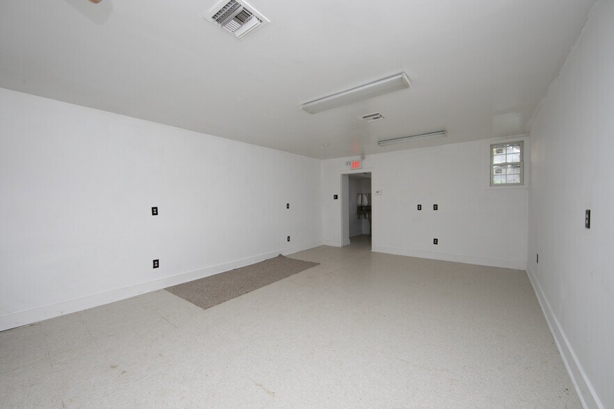 More Photos Of 2013 Woodlynne Ave, Woodlynne Storefront Retail Residential For Lease