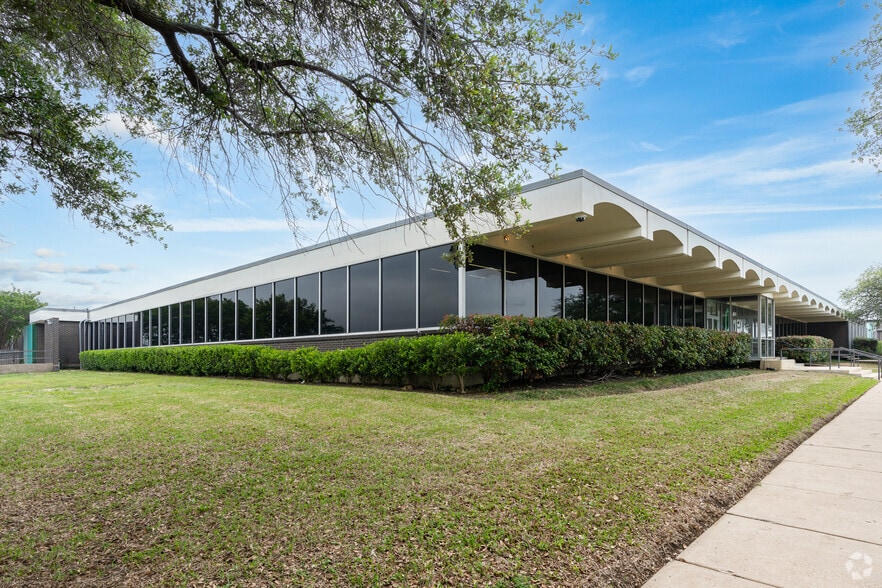 More Photos Of 1600 W Plano Pky, Plano Warehouse For Lease
