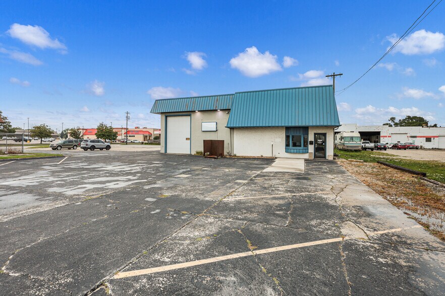 More Photos Of 2904 Calumet Ave, Manitowoc Auto Salvage Facility For Sale