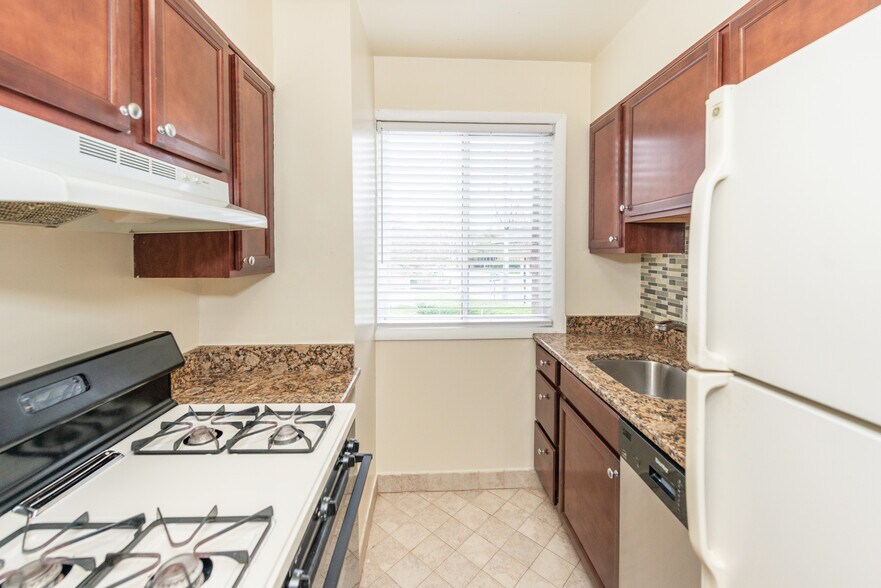 More Photos Of 300-302 W Glebe Rd, Alexandria Apartments For Sale