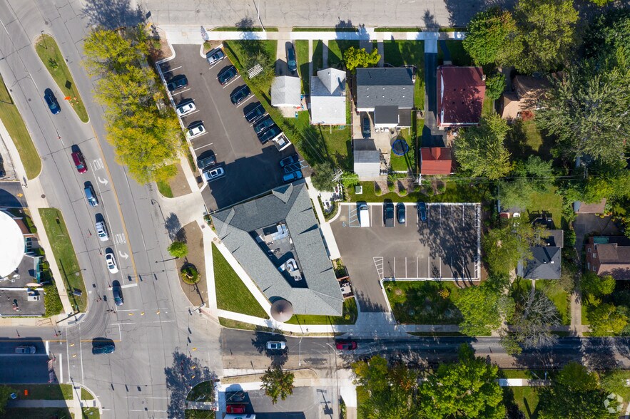 More Photos Of 17108 Mack Ave, Grosse Pointe Office For Lease