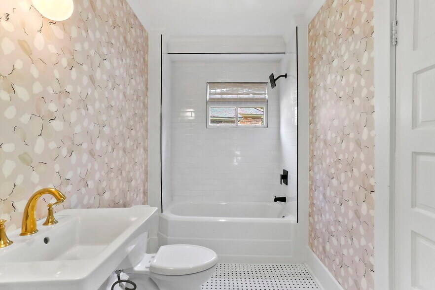 More Photos Of 729 S Acadian Thruway, Baton Rouge Office Residential For Sale