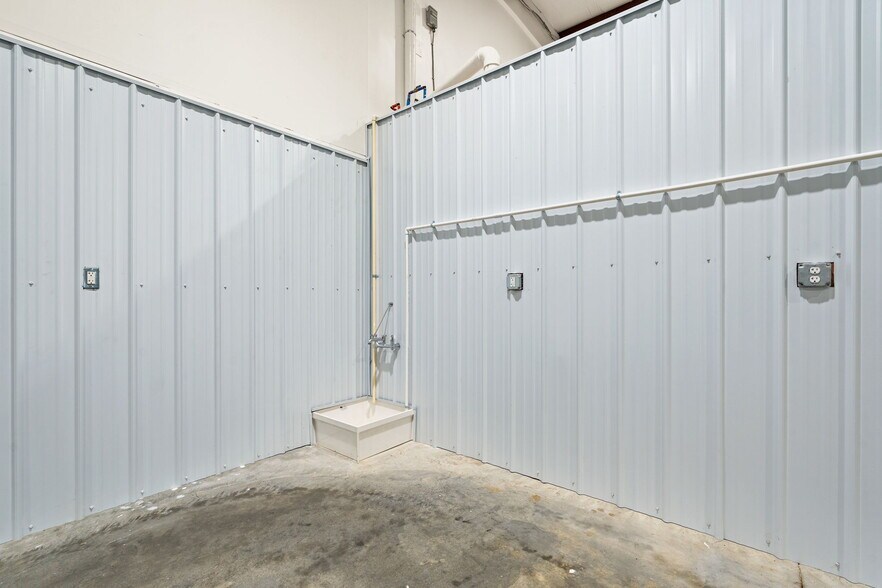 More Photos Of 331 1st Avenue, Shepherdsville Warehouse For Lease