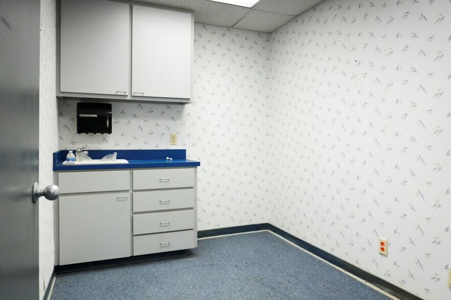 More Photos Of 423 W Cleveland Blvd, Aransas Pass Medical For Sale