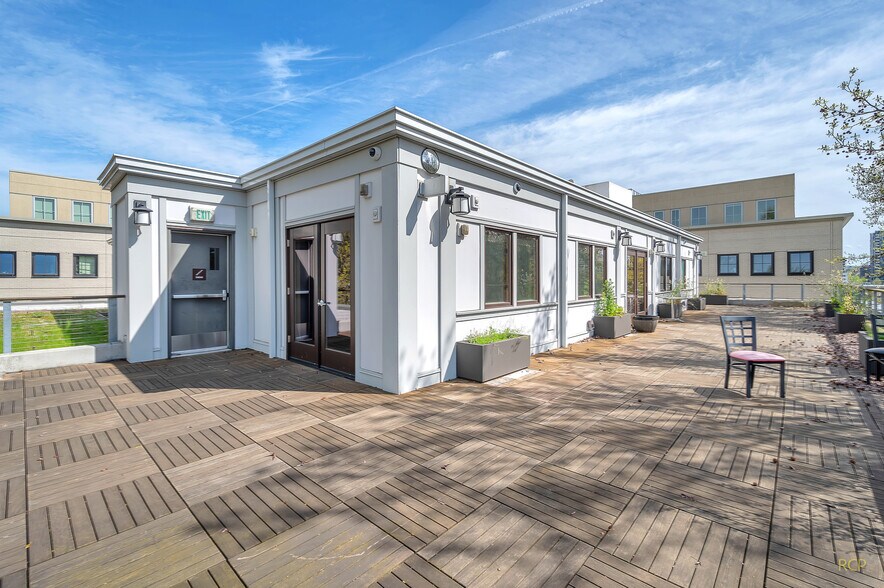 More Photos Of 75 NW Couch St, Portland Medical For Lease