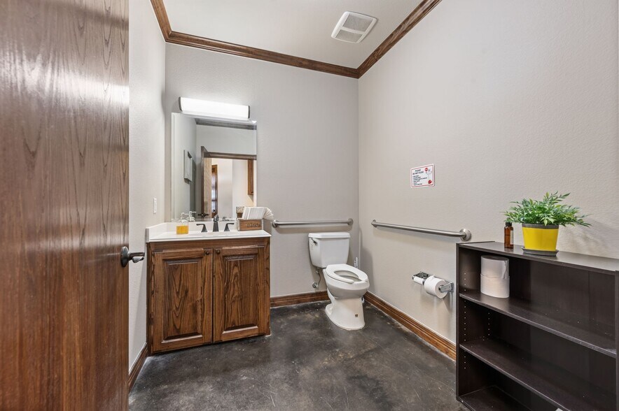 More Photos Of 1117 Glade Rd, Colleyville Medical For Sale