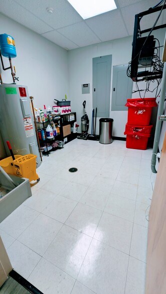 More Photos Of 1151 S 4th St, Louisville Medical For Lease