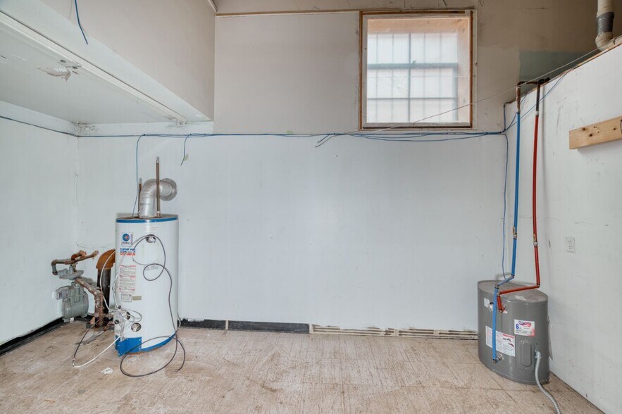 More Photos Of 326 Chestnut St, Virginia Storefront Retail Office For Sale