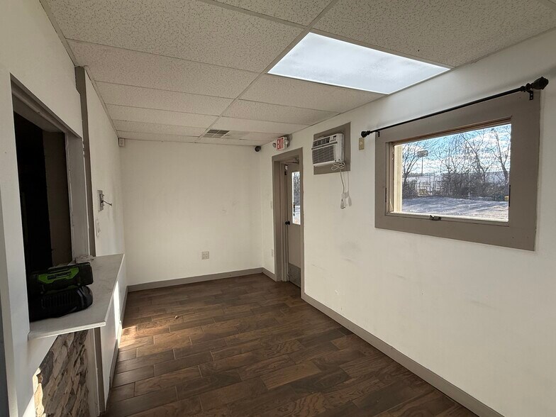 More Photos Of 1590 5th St, Ewing Office For Lease