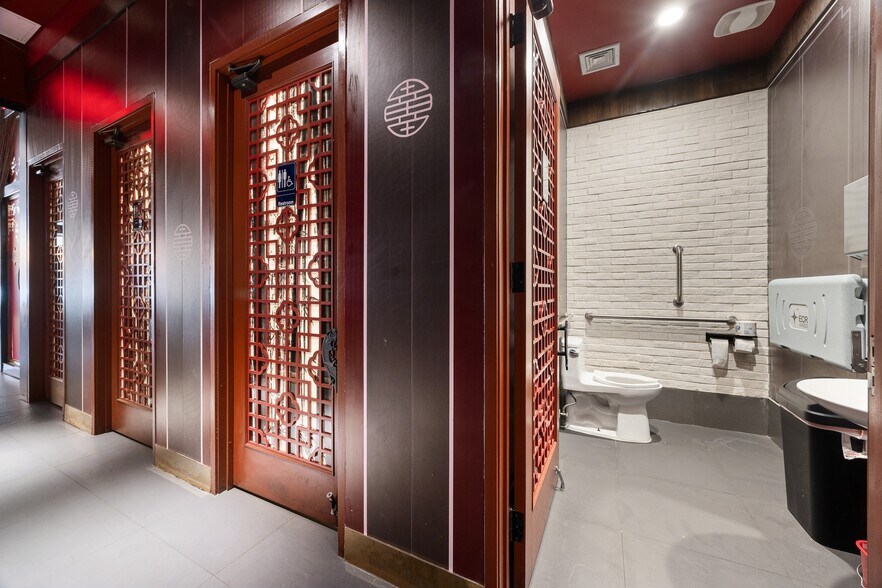 More Photos Of 45 Carmans Rd, Massapequa Restaurant For Sale