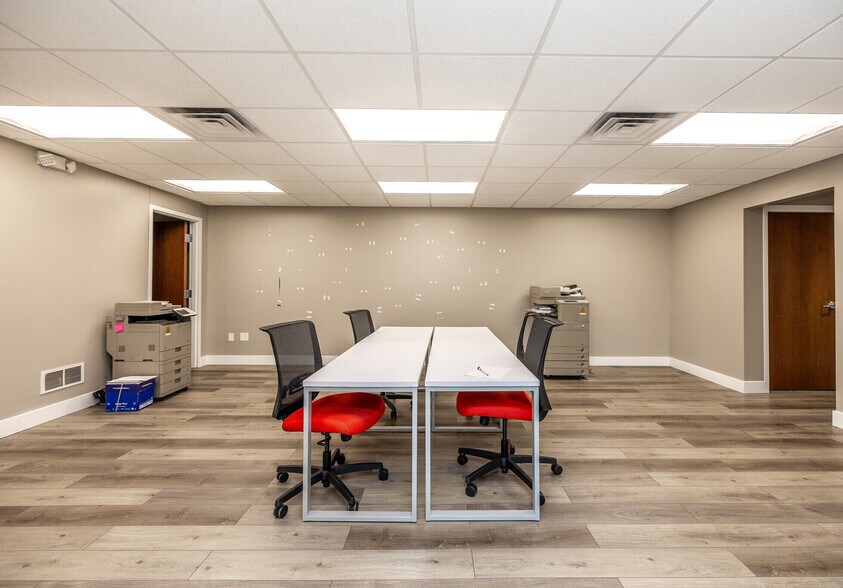 More Photos Of 3709 N Harrison St, Davenport Office For Sale