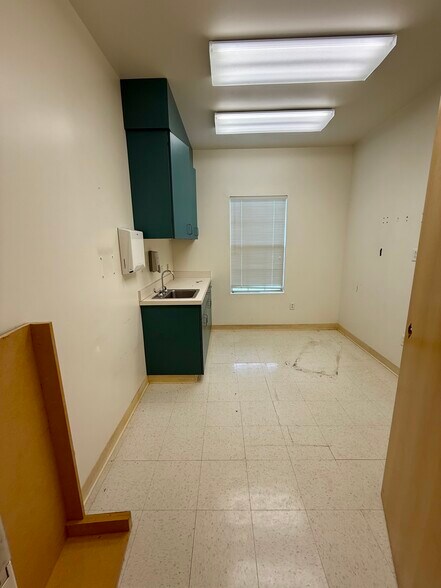 More Photos Of 2410 S Main St, Lindale Office For Sale