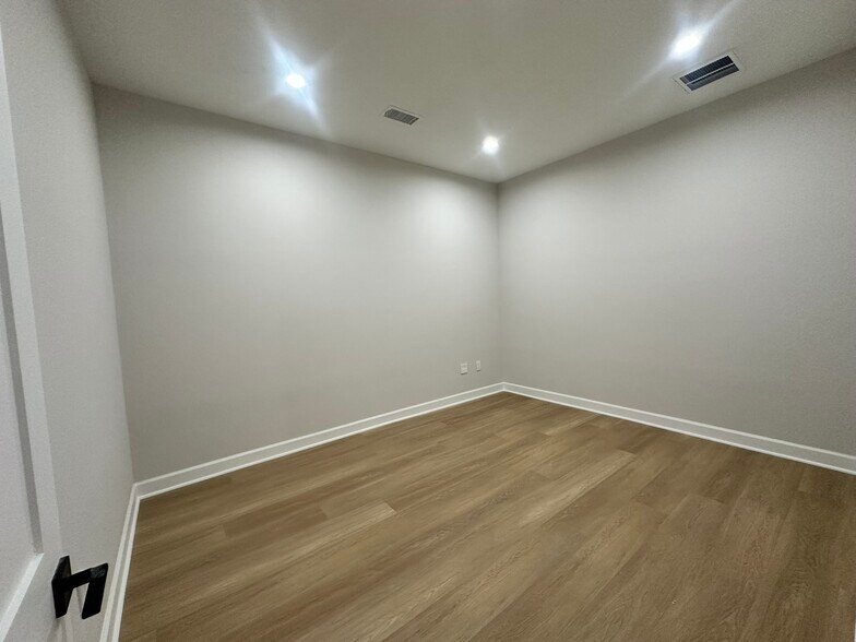 More Photos Of 1325 Main St, Katy Medical For Lease